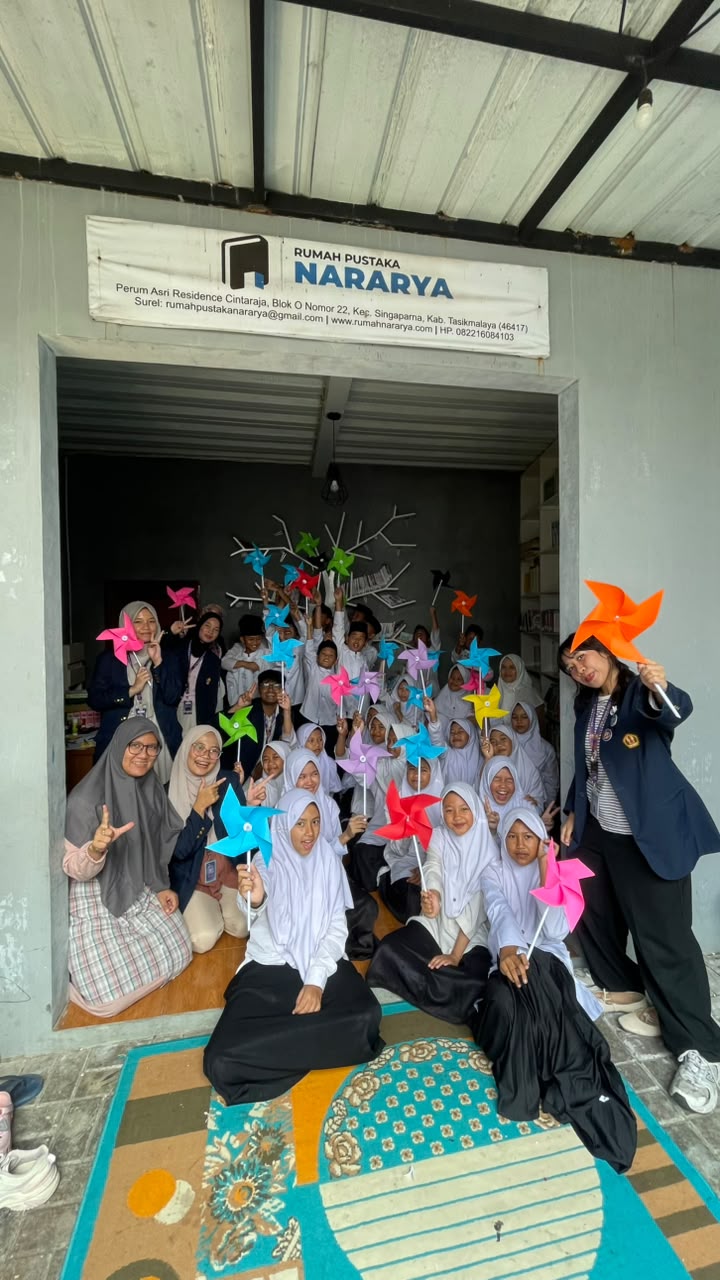Foto hasil membuat kincir angin dengan siswa MI